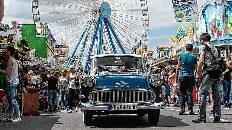 Oldtimer-Corso auf dem Festplatz       -  Eine wahre Augenweide ist dieser Oldtimer-Opel, der im Schritttempo mitten durch die Leuten über den Kiliani-Festplatz fährt.