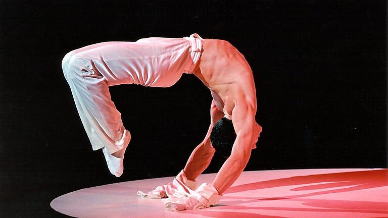 Einige Künstler des Festivals: der Handstandkünstler Anatoly Zalevsky