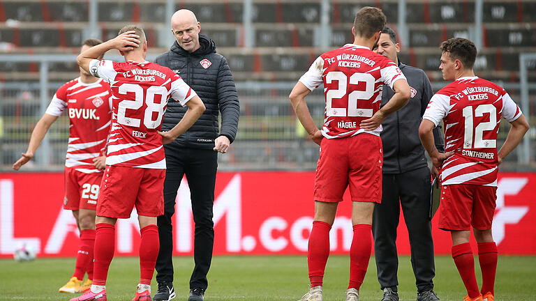 Cheftrainer Marco Antwerpen (3.v.l.) im Gespräch mit Kapitän Arne Feick (2.v.l). Redebedarf haben auch (v.l.): David Kopacz , Daniel Hägele, Co-Trainer Kurtulus Öztürk und Patrick Sontheimer nach dem 0:2 gegen Ligaprimus Kiel. Cheftrainer Marco Antwerpen (3.v.l.) im Gespräch mit Kapitän Arne Feick (2.v.l). Redebedarf haben auch (v.l.): David Kopacz , Daniel Hägele, Co-Trainer Kurtulus Öztürk und Patrick Sontheimer nach dem 0:2 gegen Ligaprimus Kiel.