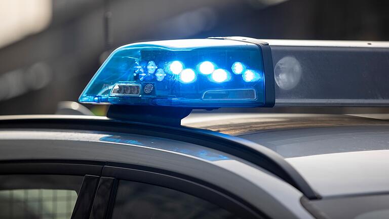 Eine Anwohnerin verständigte um 10.15 Uhr die Polizei, nachdem eine 25-Jährige schwer am Kopf verletzt wurde. Eine Anwohnerin verständigte um 10.15 Uhr die Polizei, nachdem eine 25-Jährige schwer am Kopf verletzt wurde.