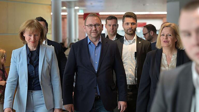 Tarifverhandlungen öffentlicher Dienst       -  Endlich eine Lösung: Die Unterhändler der Tarifrunde für den öffentlichen Dienst von Bund und Kommunen gehen gemeinsam zur Pressekonferenz.
