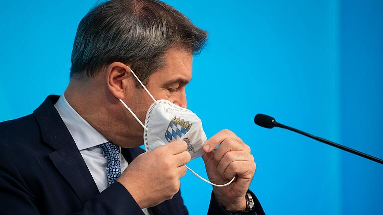 Der bayerische Ministerpräsident sieht die vierte Corona-Welle im Land 'angeknackst', aber längst noch nicht gebrochen: Markus Söder (CSU) stellte die verschärften Corona-Regeln für Bayern vor. Der bayerische Ministerpräsident sieht die vierte Corona-Welle im Land 'angeknackst', aber längst noch nicht gebrochen: Markus Söder (CSU) stellte die verschärften Corona-Regeln für Bayern vor.