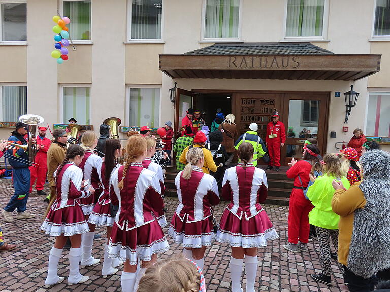 Der närrische Hofstaat stürmte samt Gefolge das Rathaus. Der närrische Hofstaat stürmte samt Gefolge das Rathaus.