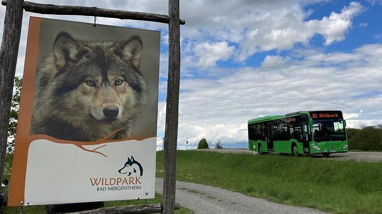 Der Wildparkbus der Linie 955 bei der Anfahrt zum Wildpark: Diese Linie pendelt ab Mittwoch, 1. Mai, bis Dienstag, 31. Oktober, zwischen der Stadt Bad Mergentheim und dem Wildpark.