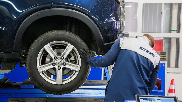 Hauptuntersuchung beim TÜV.jpeg       -  Egal ob Auto, Motorrad oder Nutzfahrzeug - nach einer gewissen Zeit steht für fast all diese Fahrzeuge der TÜV an..