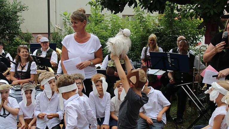 Die Kinderoase bei ihrer Aufführung „Wir sind Schafe, ganz brave“. - Die Kinderoase bei ihrer Aufführung „Wir sind Schafe, ganz brave“. Die Kinderoase bei ihrer Aufführung „Wir sind Schafe, ganz brave“. - Die Kinderoase bei ihrer Aufführung „Wir sind Schafe, ganz brave“.