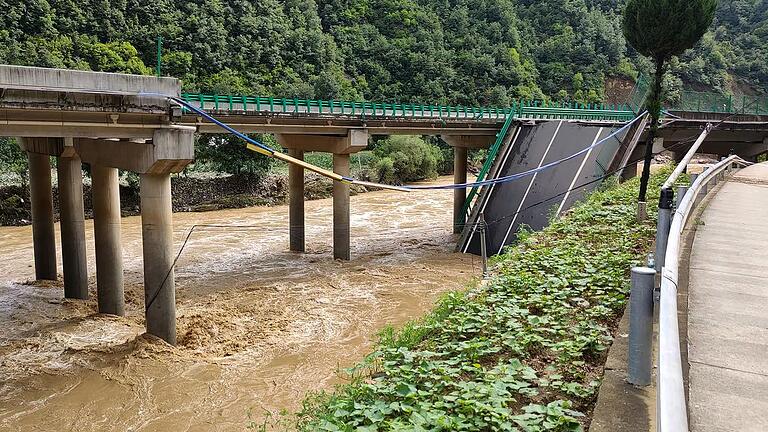 Unwetter in China - Brücke eingestürzt       -  Bei einem Brückeinsturz in der chinesischen Provinz Schaanxi sollen mindestens 30 Fahrzeuge in den Fluss gefallen sein. Mindestens 38 Menschen kamen ums Leben. Archivfoto.