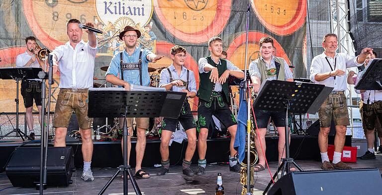 Schon vergangenes Jahr sorgten auf der Würzburger Hofbräu Bühne die 'Zeubelrieder Musikanten' für ausgelassene Stimmung beim Stadtfest. Schon vergangenes Jahr sorgten auf der Würzburger Hofbräu Bühne die 'Zeubelrieder Musikanten' für ausgelassene Stimmung beim Stadtfest.