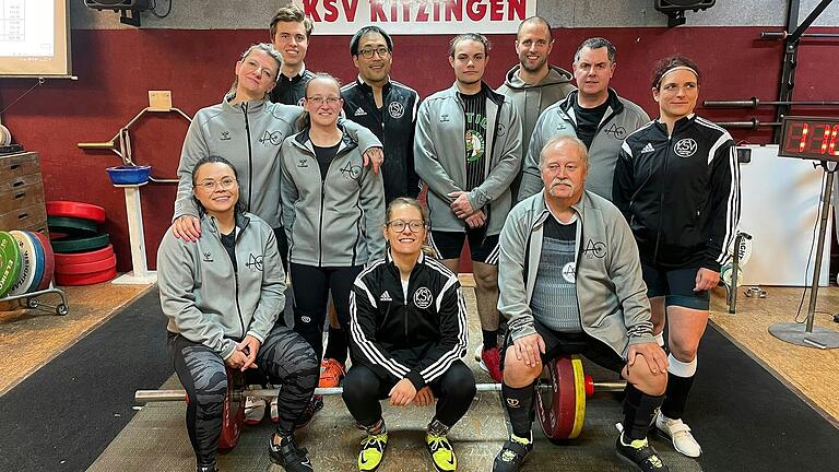 Auf dem Foto vorne: Cindy Röhlich, Michaele Kohmann, Edmund Wunderlich; Mitte: Andrea Diana Roth, Ulrike Zehner, Leonardo Martach, Peter Michel, Caroline Pröstler; Hinten: Dominik Pfab, Isaac Shim, Alexander Schmitt.