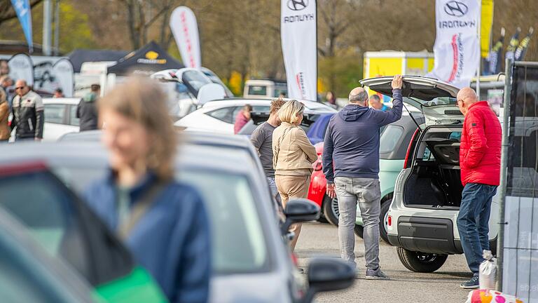 Hineinschauen, Probesitzen: Besucherinnen und Besucher konnten sich zahlreiche Fahrzeuge auf der Messe anschauen. Hineinschauen, Probesitzen: Besucherinnen und Besucher konnten sich zahlreiche Fahrzeuge auf der Messe anschauen. 