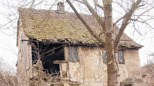 Altes Haus ohne Zukunft: Den jüdischen Allersheimern war das Haus in der In Hauptstraße 20 Synagoge und Gemeinde-Mittelpunkt. Um die 300 Jahre ist es wohl alt. Bis 1880 hatten so viele Juden das Dorf verlassen, dass das Haus seine religiöse Bedeutung verlor. Jetzt ist es baufällig, der Gemeinderat ist für einen Abriss.