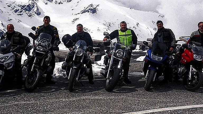 Rast an der Edelweißspitze: Die Biker aus Wonfurt (von links) Klaus Wirth, Elmar Öhrlein, Martin Geyer, Thomas Tempel, Roland Fuhl, Egon Vogt, Daniel Tempel und Theo Müller.