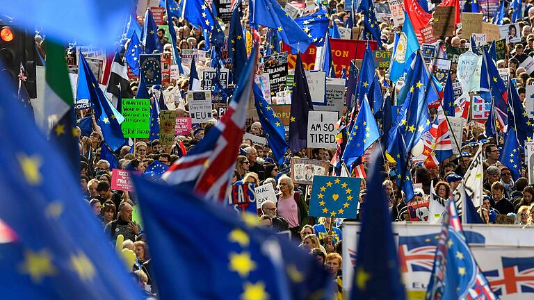 Anti-Brexit-Demonstranten in London. Das britische Parlament hat eine Entscheidung über den Deal von Premierminister Johnson verschoben. &nbsp;