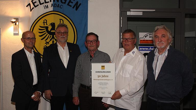 Sie haben Benzin im Blut: Der MSC Zellingen feierte seinen 50. Geburtstag und erhielt eine Urkunde vom ADAC Nordbayern. Von links: Vorsitzender Siegbert Wagner, Harald Walter vom ADAC Nordbayern und OC Würzburg sowie die Gründungsmitglieder Jürgen Schneidhoffer, Kurt Etthöfer und Alfred Lorenz.