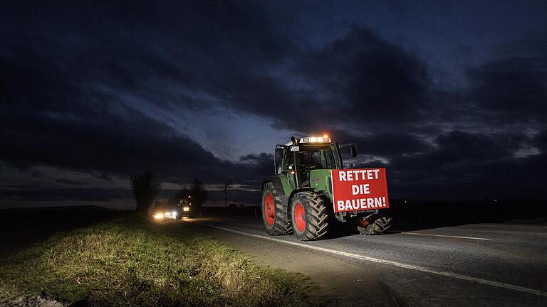 Um die 100 Landwirte fuhren am Mittwoch (18.12.19) auf der B19 zwischen Unterpleichfeld und Bergtheim (Lkr. Würzburg) Kolonne. Damit wollen die Bauern auf Missstände in der Landwirtschaftspoilitik aufmerksam machen.