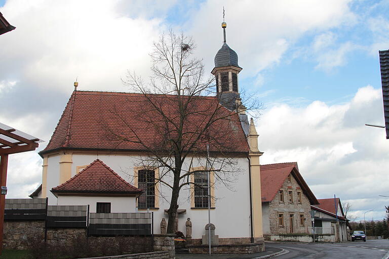 Die Filialkirche St. Borromäus inmitten von Horhausen wurde 1773 bis 1774 vom Thereser Abt Bernard Breunig errichtet.