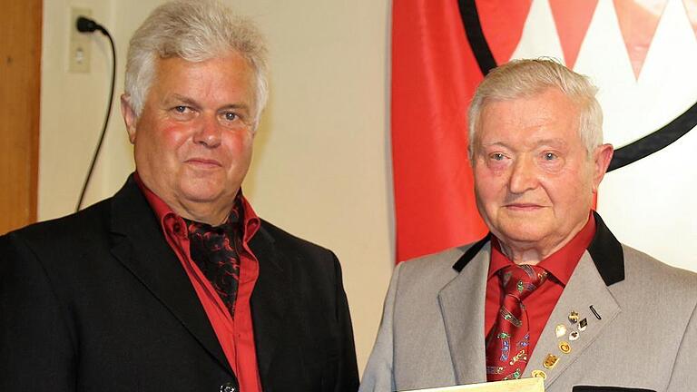 Siegfried Feuerbach (rechts) wurde vom Gesangvereinsvorsitzenden Karlheinz Steinl für 60 Jahre Singen ausgezeichnet. Siegfried Feuerbach (rechts) wurde vom Gesangvereinsvorsitzenden Karlheinz Steinl für 60 Jahre Singen ausgezeichnet.