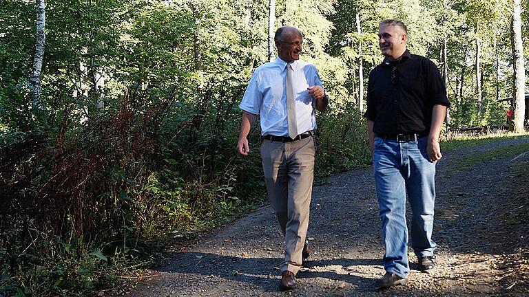 Wanderung auf der Schwedenschanze: Unterwegs unterhalten sich Landrat Wilhelm Schneider und Heiko Hartmann über Wanderwege in der Region.