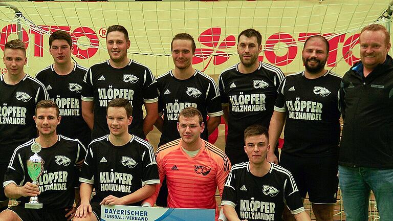 Der SV Burgwallbach/Bad Neustadt verteidigte bei der Futsal-Kreismeisterschaft durch einen 2:1-Finalsieg gegen den TSV Großbardorf II seinen Titel. Hinten von links: Denis Vogel, Janik Schmitt, Maximilian Kindlein, Pascal Memmler, Thorsten Fleckenstein, Peda Martinovic und Kreisspielleiter André Nagelsmann sowie Marcel Mölter (vorne von links), Jannis Vöth, Yannic Borchardt und Daniel Beker.