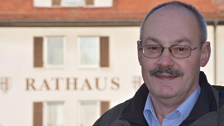 Kandidiert 2020 wieder: Bürgermeister Fridolin Zehner vor dem Rannunger Rathaus.  Foto: Isolde Krapf       -  Kandidiert 2020 wieder: Bürgermeister Fridolin Zehner vor dem Rannunger Rathaus.  Foto: Isolde Krapf