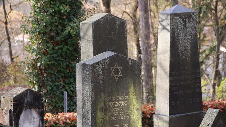 Die Grabsteine auf dem jüdischen Friedhof in Bad Kissingen erzählen viele Geschichten.