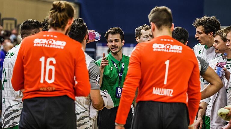 Normalerweise Trainer der Rimparer zweiten Mannschaft in der Bayernliga und der A-Jugend: In Rostock vertrat Bastian Krenz (Mitte) den mit dem Coronavirus infizierten Julian Thomann.