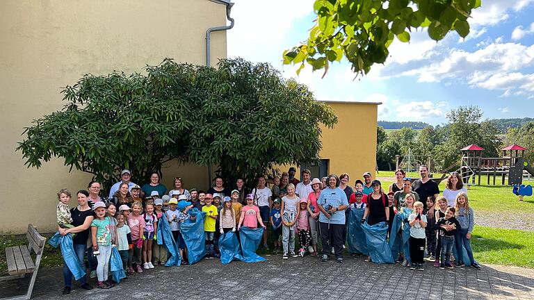 Kindergarten, Hort und Grundschule in Bastheim machten heuer beim „World Cleanup Day“ mit und befreiten die Umwelt von Unrat. Hier die Grundschulkinder mit Eltern und Lehrer.