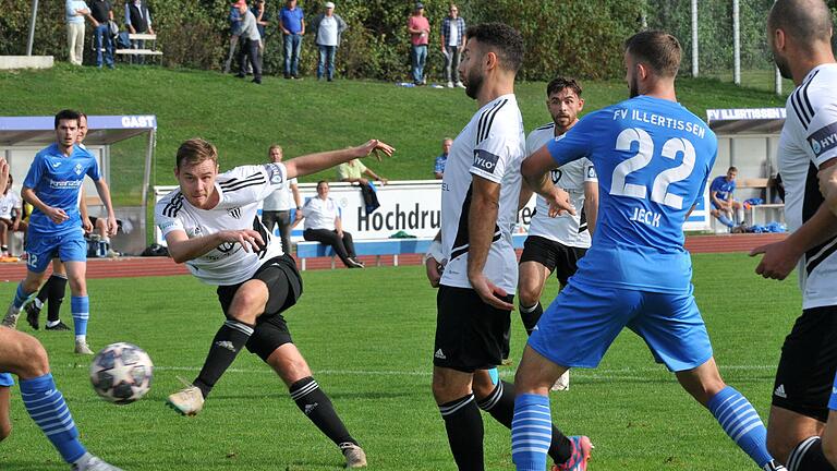 Und wieder liegt der Ball gleich im Tor: Der Schweinfurter Fabio Bozesan (links) erzielt das 0:2, seine Teamkollegen (von links) Adrian Istrefi, Severo Sturm und Adam Jabiri stehen Spalier. Illertissens Niklas Jeck (22) kann nicht eingreifen. Und wieder liegt der Ball gleich im Tor: Der Schweinfurter Fabio Bozesan (links) erzielt das 0:2, seine Teamkollegen (von links) Adrian Istrefi, Severo Sturm und Adam Jabiri stehen Spalier. Illertissens Niklas Jeck (22) kann nicht eingreifen.