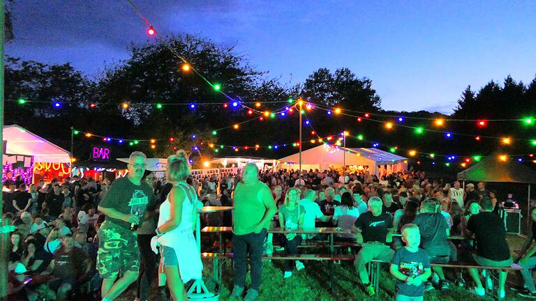 Über 1.000 Besucherinnen und Bescher feierten fröhlich auf dem romantischen Festplatz.