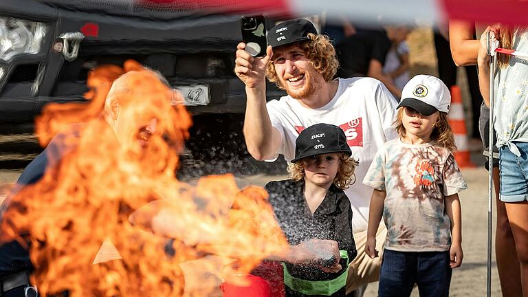 Zahlreiche Menschen nehmen am FFW-Tag der offenen Türe am Sonntag 22.09.24 in Schweinfurt teil.