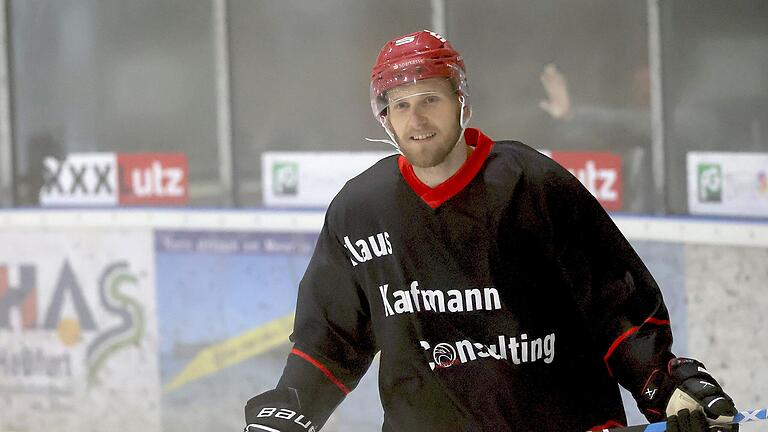 Haßfurts Marek Svec hat gut lachen. Nachdem er und seine Haßfurter Hawks auch die beiden Auswärtshürden in Selb und in Bayreuth erfolgreich gemeistert haben, konnte der 'Platz an der Sonne' gefestigt werden. Der Tscheche selbst liegt mit 25 Scorerpunkten (zehn Tore) derzeit auf Platz drei der internen Topscorerwertung.