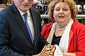 Eva Maria Linsenbreder überreichte ihrem französischen Kollegen ein &bdquo;Friedensbrot&ldquo; beim 20 jährigen Jubiläum der Partnerschaft.