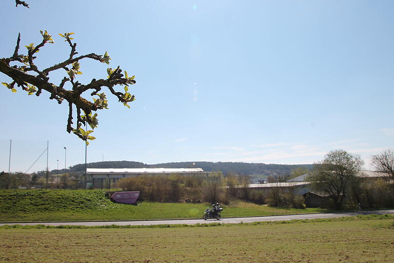 Zwischen dem Trainingsplatz des TV Marktheidenfeld (links), der Wilhelm-Renkhoff-Halle (im Hintergrund) und dem Fitnesscenter 'Fit 4 Vita' befindet sich an der Karbacher Straße das Areal, auf dem das neue Alpinzentrum der DAV-Sektion Main-Spessart entstehen soll.