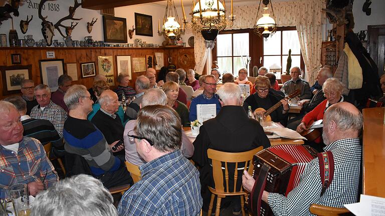 Rappelvoll ist das Gasthaus Zum Hirsch in Allmus, wenn sich Milseburg-Sänger ein Stelldichein geben und Rhön- und Heimatlieder singen.