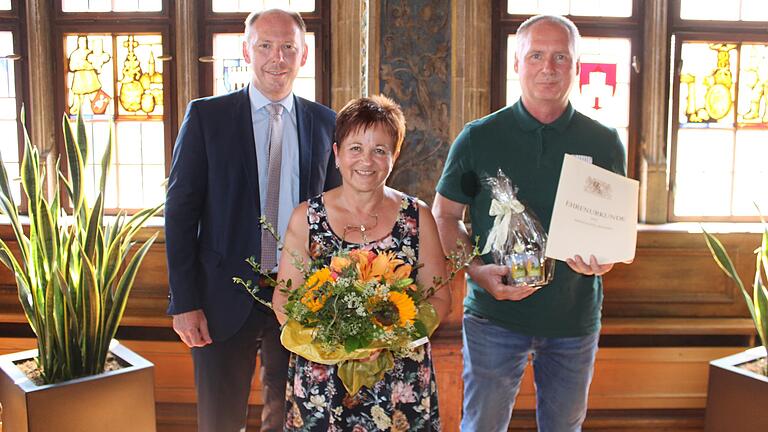 Oberbürgermeister Stefan Güntner verabschiedete Monika Ollmann in den Ruhestand und bedankte sich bei Norbert Muther für 25 Jahre Arbeit im Städtischen Bauhof.