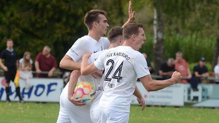 Die Spieler des TSV Karlburg bejubeln das 1:1 gegen FC Fuchsstadt: (von links) Vorbreiter Kai Schlagmüller, der später den 2:1-Siegtreffer erzielen sollte, Markus Mjalov (verdeckt) und Sebastian Fries. Die Spieler des TSV Karlburg bejubeln das 1:1 gegen FC Fuchsstadt: (von links) Vorbreiter Kai Schlagmüller, der später den 2:1-Siegtreffer erzielen sollte, Markus Mjalov (verdeckt) und Sebastian Fries.
