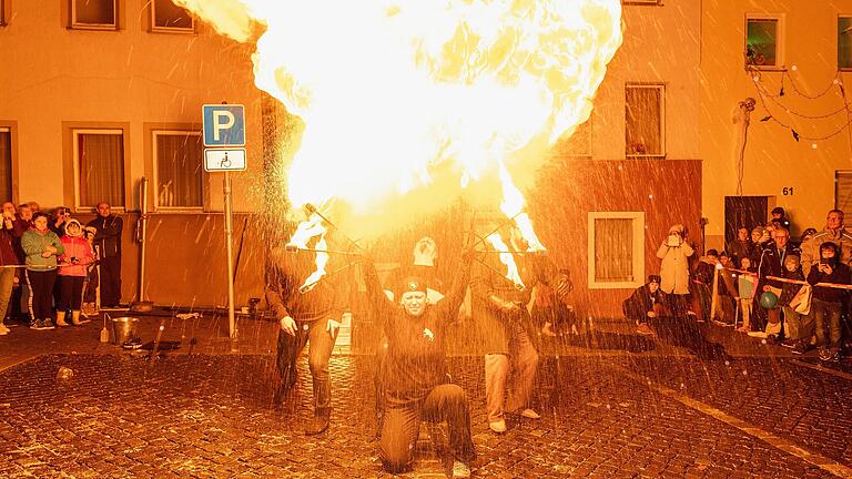Bei der Erlebnisnacht an diesem Samstag in Mellrichstadt gehört die große Feuershow zu den Höhepunkten im Programm. Bei der Erlebnisnacht an diesem Samstag in Mellrichstadt gehört die große Feuershow zu den Höhepunkten im Programm.