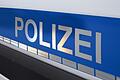 Polizei-Schriftzug auf einem Einsatzwagen - Illustration       -  In Bobingen im Landkreis Augsburg soll ein 25 Jahre alter Mann seinen älteren Bruder erstochen haben. (Symbolbild)