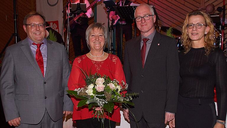 Bei 32 Caritas-Bällen liefen alle Organisationsfäden bei Rita Krebs (Zweite von links) zusammen. Im Sommer geht sie in den Ruhestand. Für das große Engagement dankten Kreisgeschäftsführerin Anke Schäflein (rechts), ihr Stellvertreter Georg Wagner (links) und Kreisvorsitzender Johannes Simon – und über 600 Ballbesucher. Bei 32 Caritas-Bällen liefen alle Organisationsfäden bei Rita Krebs (Zweite von links) zusammen. Im Sommer geht sie in den Ruhestand. Für das große Engagement dankten Kreisgeschäftsführerin Anke Schäflein (rechts), ihr Stellvertreter Georg Wagner (links) und Kreisvorsitzender Johannes Simon – und über 600 Ballbesucher.