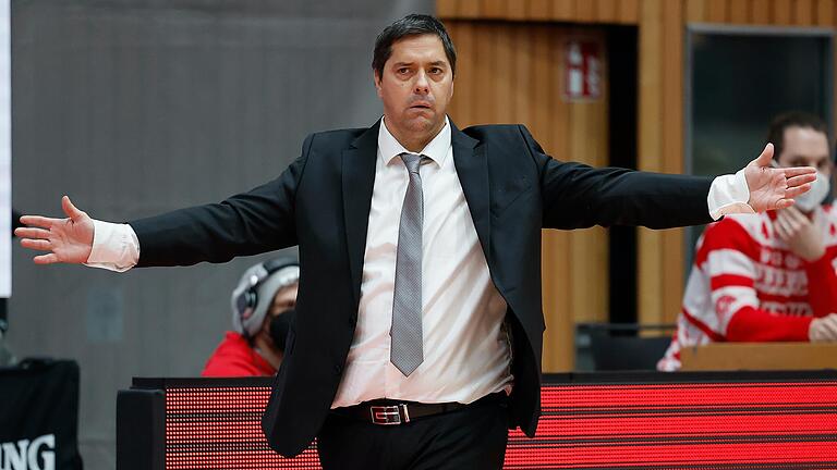 Headcoach Sasa Filipovski (s.Oliver Wuerzburg) hofft auf seinen ersten Sieg mit den Baskets.