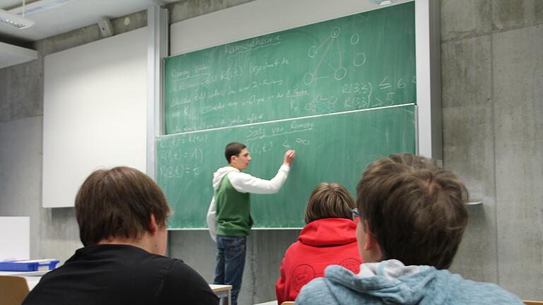 Beim Seminar des QED halten Studenten Jugendlichen Vorträge über Mathematik.