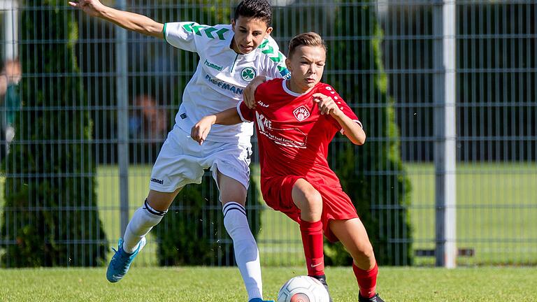 In der Förderliga der U-14-Junioren geht es zur Sache: Kickers-Spieler Noah Henkelmann (vorn) wird vom Führter Homan Mahmoud attackiert.