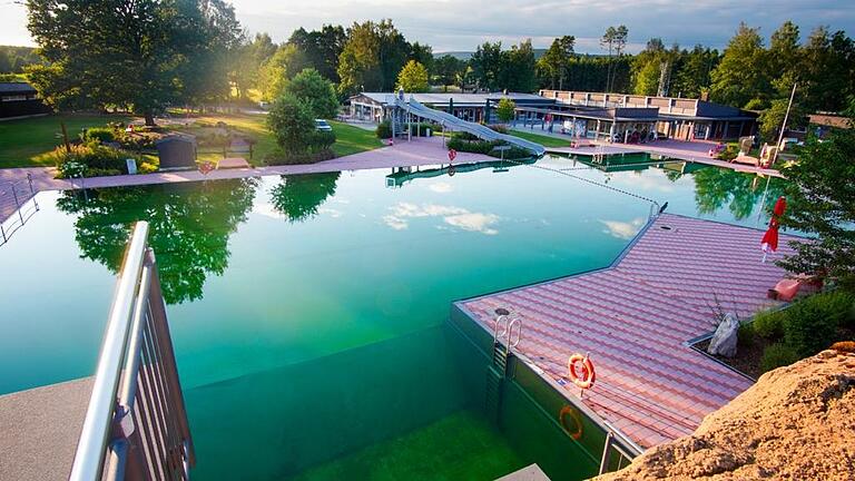 Das Freibad in Immenreuth (Landkreis Tirschenreuth, Oberpfalz) wurde 2010 umgebaut zum 'Naturerlebnisbad im Kemnather Land'. An der gleichnamigen GmbH sind fünf Gemeinden beteiligt. Eine Schilfkläranlage reinigt das Wasser ohne Chlor. Der Volkacher Stadtrat schaut sich bei einer Infofahrt das Naturbad an.