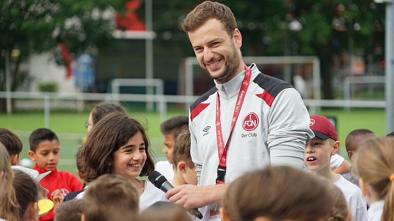 Als CSR-Trainer beim 1. FC Nürnberg vermittelt Lukas Fuchs den Kindern Spaß an der Bewegung.