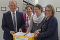 Bezirkstagspräsident Erwin Dotzel übergab zusammen mit Birgit Speckle, Kulturarbeit und Heimatpflege des Bezirks Unterfranken (rechts), die Sammlung der Weinfestmarken an die Leiterin des Volkacher Stadtarchivs, Ute Feuerbach. Im Hintergrund ist Volkachs Dritte Bürgermeisterin Gerlinde Martin zu sehen.