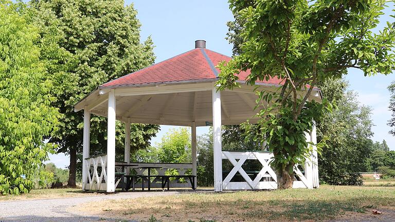 Der Pavillon am Main auf Höhe der Realschule wird abends und nachts gern zur idyllischen Party-Location. Der Pavillon am Main auf Höhe der Realschule wird abends und nachts gern zur idyllischen Party-Location.