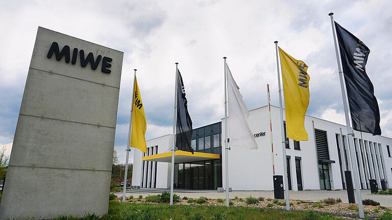 Nachdem MIWE in Arnstein seiner Belegschaft zuvor zwei Absagen erteilt hatte, zeigt sich das Unternehmen nun doch gesprächsbereit (Archivbild). Nachdem MIWE in Arnstein seiner Belegschaft zuvor zwei Absagen erteilt hatte, zeigt sich das Unternehmen nun doch gesprächsbereit (Archivbild). 