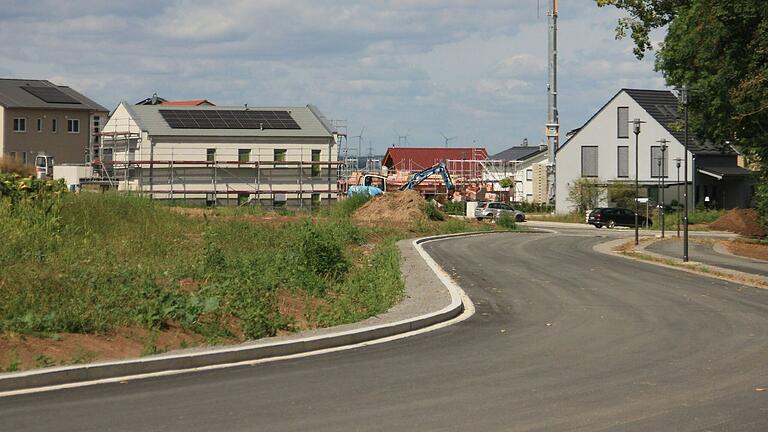 Auf der Keltenstraße in Gerolzhofen darf jetzt gefahren werden. Die knapp 450 Meter lange Straße erschließt von der Schallfelder Straße kommend das Baugebiet 'Am Nützelbach II'. Auf der Keltenstraße in Gerolzhofen darf jetzt gefahren werden. Die knapp 450 Meter lange Straße erschließt von der Schallfelder Straße kommend das Baugebiet 'Am Nützelbach II'.