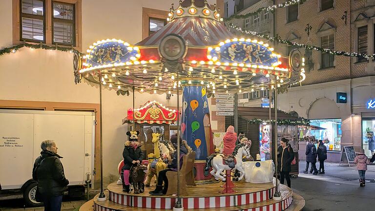 Ein nostalgisches Kinderkarussel hinter dem Alten Rathaus wartet auf die Kleinen - Ein nostalgisches Kinderkarussel hinter dem Alten Rathaus wartet auf die Kleinen Ein nostalgisches Kinderkarussel hinter dem Alten Rathaus wartet auf die Kleinen - Ein nostalgisches Kinderkarussel hinter dem Alten Rathaus wartet auf die Kleinen