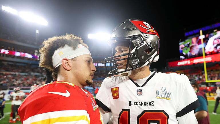Patrick Mahomes und Tom Brady       -  Mahomes liegt in vielen Kategorien vor Brady - ein direktes Duell in den Playoffs gewinnen konnte er aber nie.